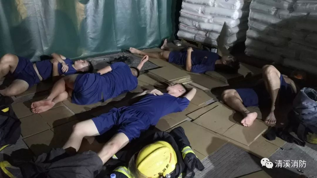 带来了巨大的困难 现场指挥员安排一部分消防员 先在火场撤下原地