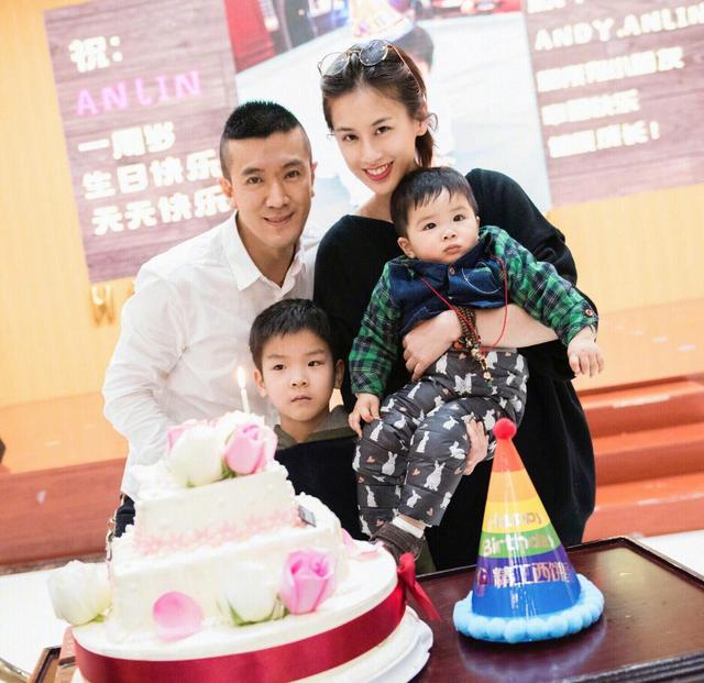 母子三人罕见同框！黄圣依送儿子们开学笑叹“哥俩好”