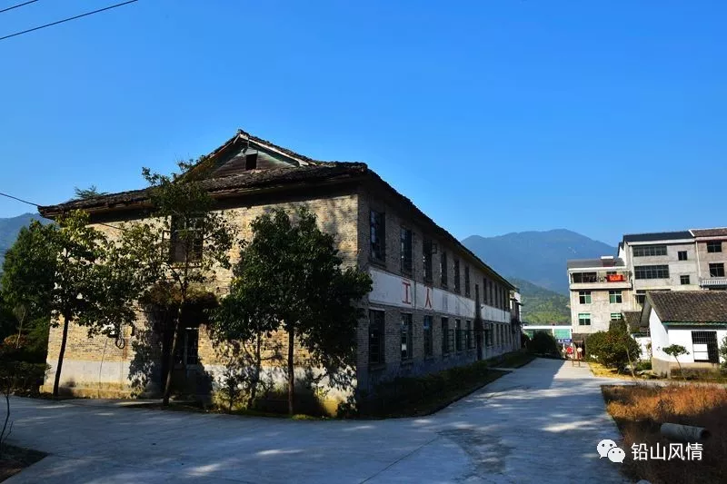 2007年,撤销铅山县共产主义劳动大学,保留共大林场,划入武夷山镇管理