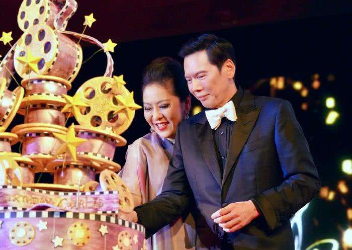 耳濡目染！向佐喜欢从后抱住郭碧婷，竟是遗传向太基因