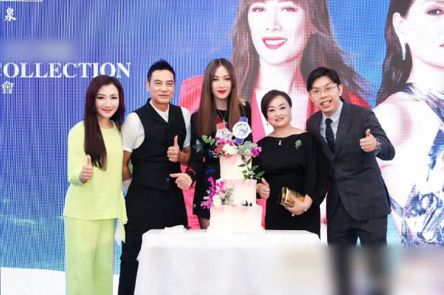 不想用伤口博同情？任达华陪老婆出席活动，合照故意藏起右手