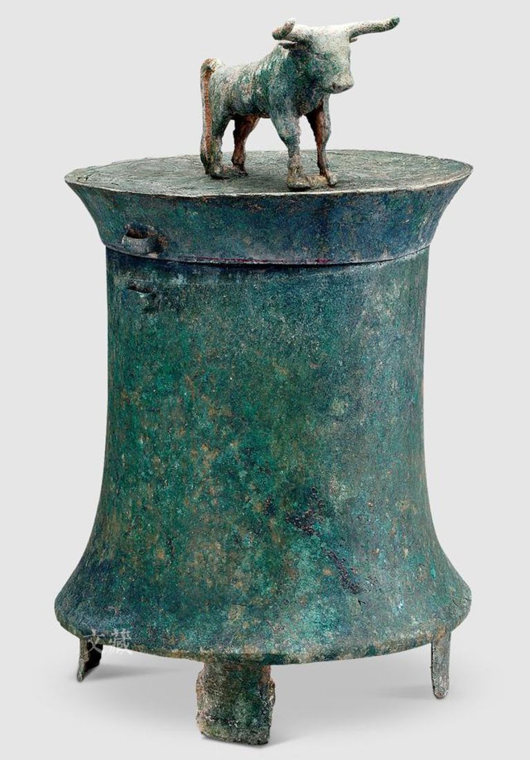 立牛铜贮贝器,战国(475-221年)