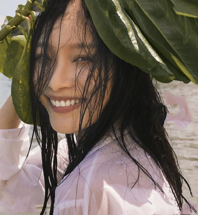 「熊猫娱乐」倪妮拍性感写真，海滩大秀火辣身材，泳衣造型美腿抢镜