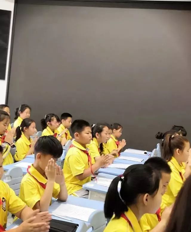 孩子新学期一年级,听说一入学就开始学作文,这样好吗?(开云uedbet手机客户端下载app)