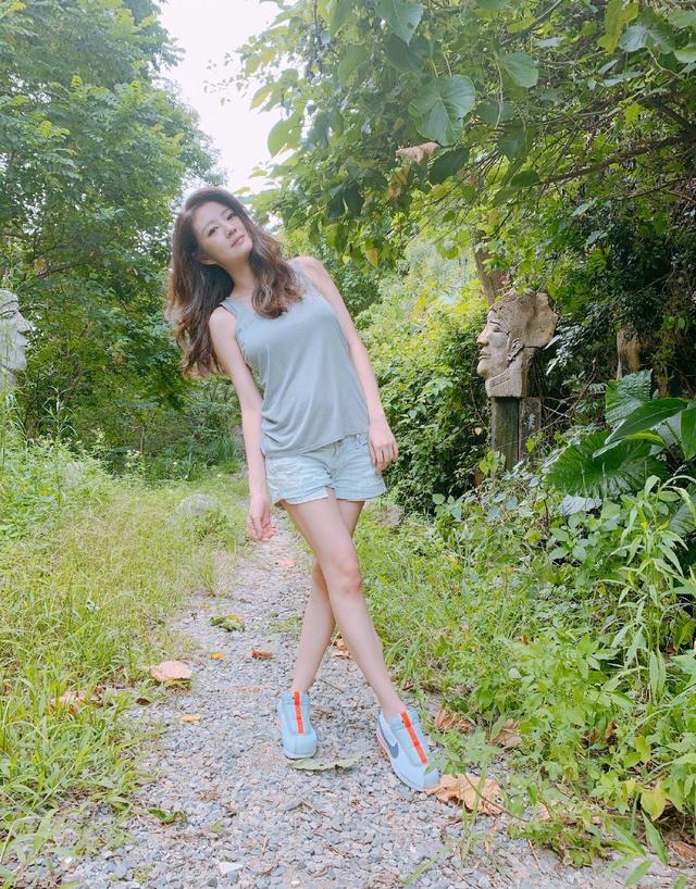 安以轩产后复工晒自拍，身材恢复神速依旧少女