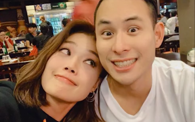 杨受成要抱孙了！杨政龙未婚妻大晒孕照，四肢纤细长肚不长肉