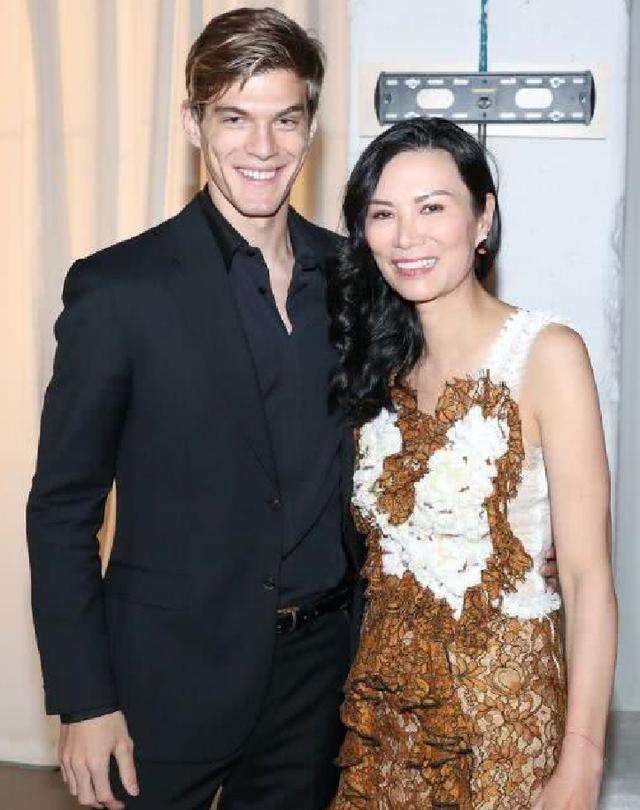 邓文迪和前夫再度合体,大女儿grace生日一家四口罕见同框!