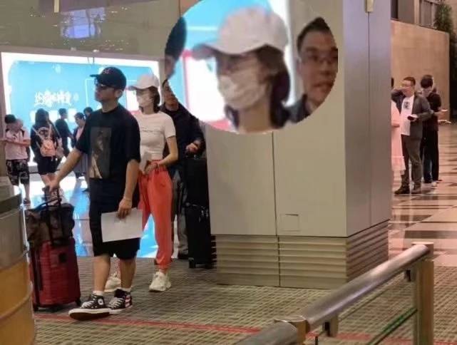 网曝郑恺新女友为“冯女郎”苗苗 经纪人拒绝回应表示不知情