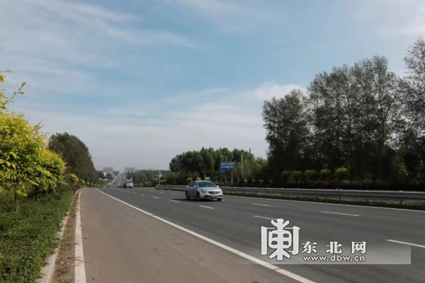 哈黑公路是条致富路.曹友波 摄