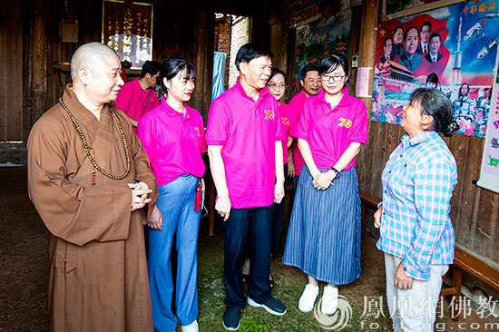厦门南普陀寺慈善会会长则悟大和尚一行慰问困难家庭（图片来源：凤凰网佛教 摄影：南普陀寺）