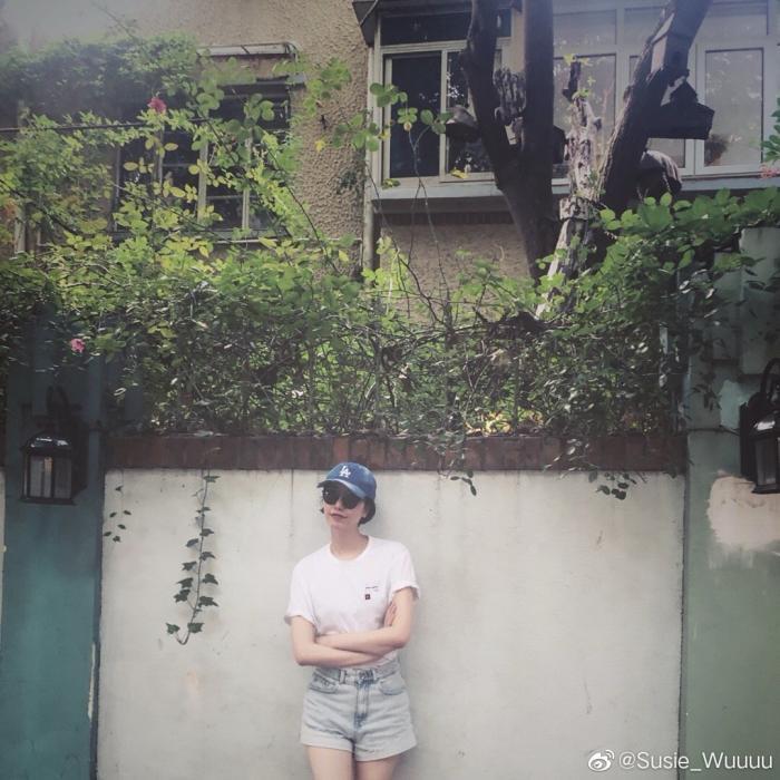 李亚鹏女友街头拍美照，大长腿比王菲惊艳，五官撞脸高圆圆？