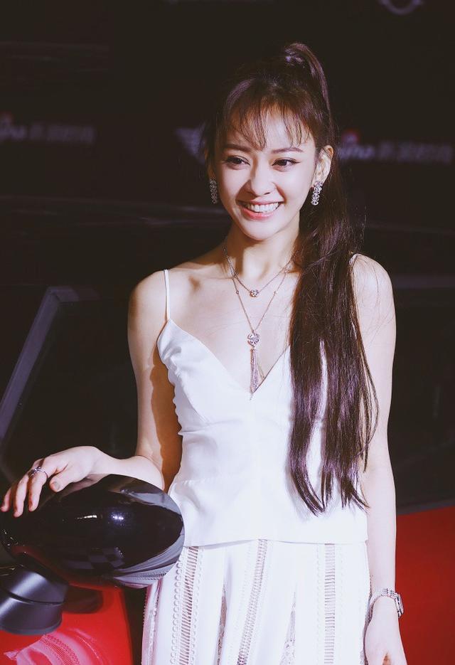 「熊猫娱乐」陈意涵产后红毯生图曝光，面部凹陷撞脸吴谨言