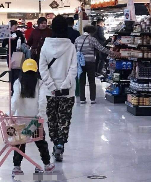 李小璐带女儿逛超市，母女俩亲子装玩嘻哈风，甜馨戴黄帽子抢镜