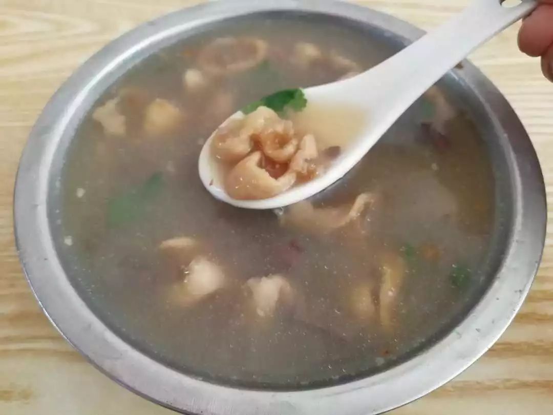 但只要你一口脆韧的大肠羹后,再来一口嫩滑的猪血,那种绝配是你这辈子