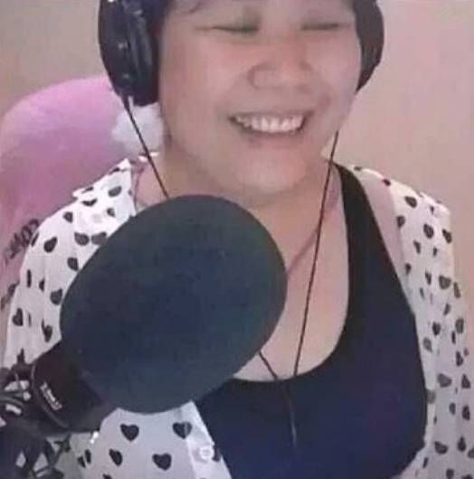 乔碧萝在平时的直播中都会强调自己是颜值主播,事后也在平台上疯狂给