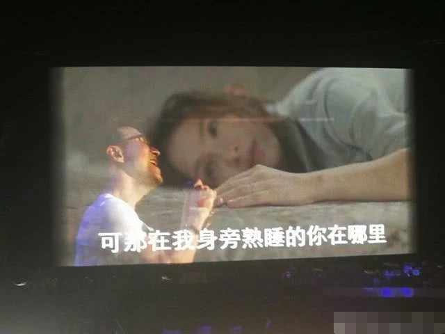 章子怡带醒醒现身老公演唱会，汪峰现场播放MV表白妻子