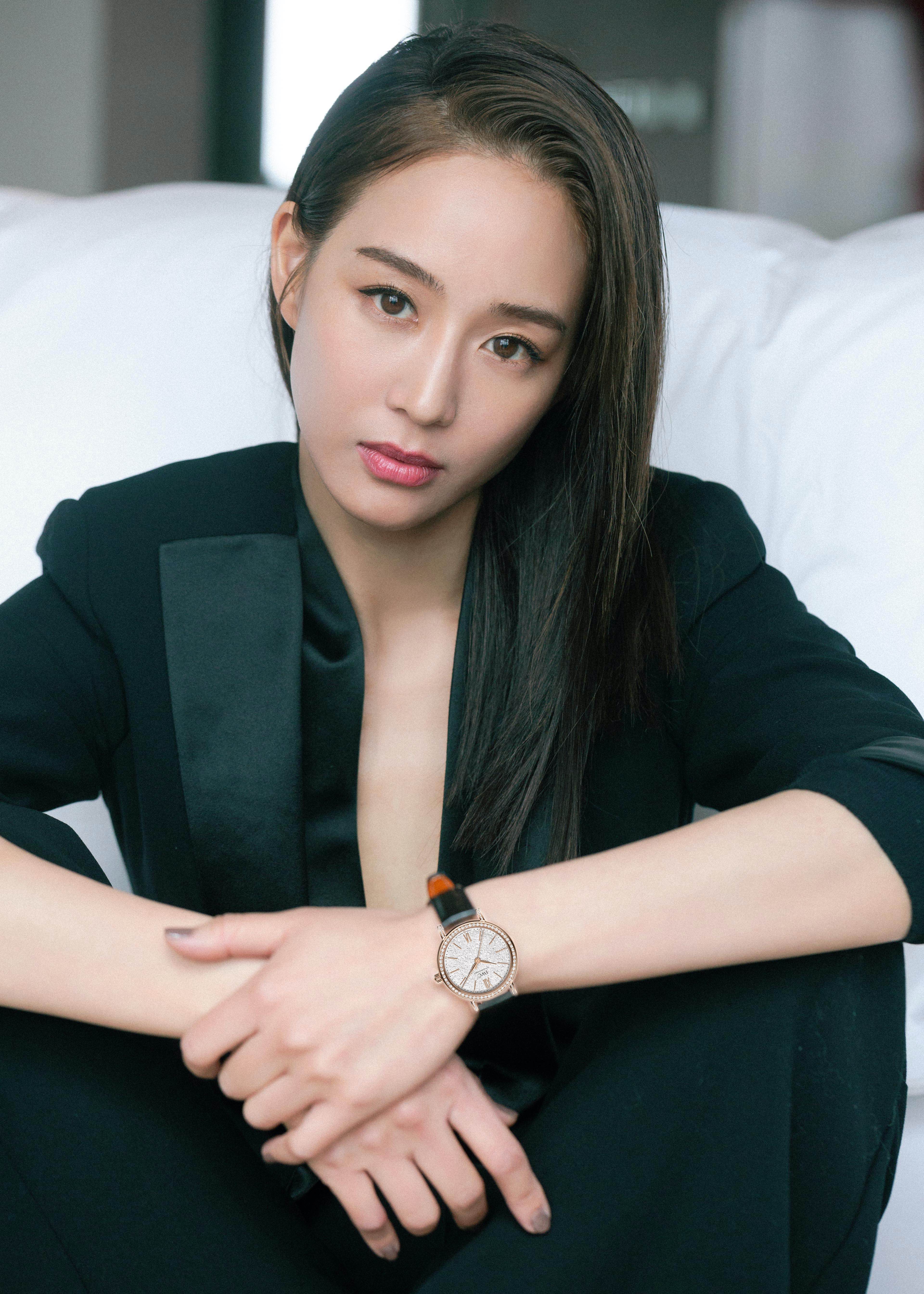 张钧甯v领全黑西装 别致独特展现女性柔美