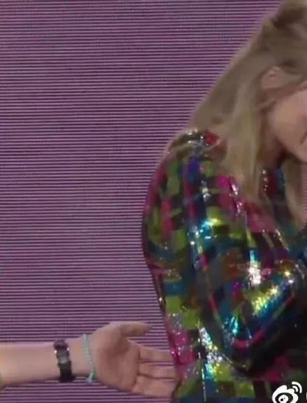 泰勒·斯威夫特中国见面会疑遭男主持摸腰，粉丝怒：拿开你的咸猪手编辑：奇趣网发布：2019-11-12 13:03:57