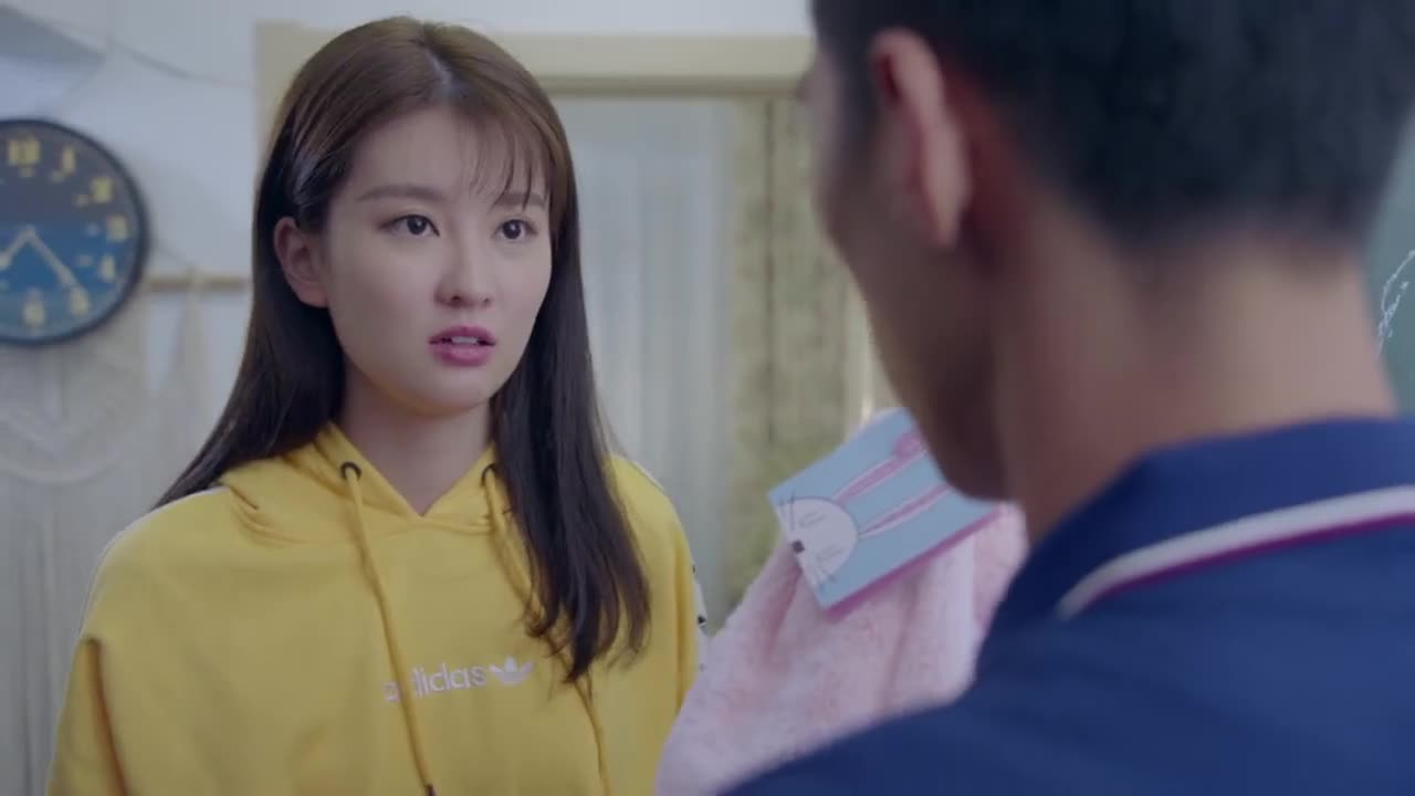 美女盼着总裁老公抱抱,哪料又快递礼物哄开心