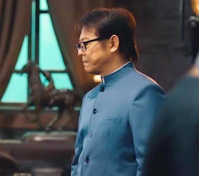 56岁李连杰颜值回春，满头黑发脸颊圆润好年轻
