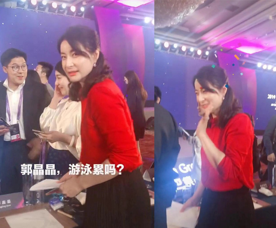郭晶晶演讲手上大钻戒抢镜，霍启刚全程注视爱妻变迷弟