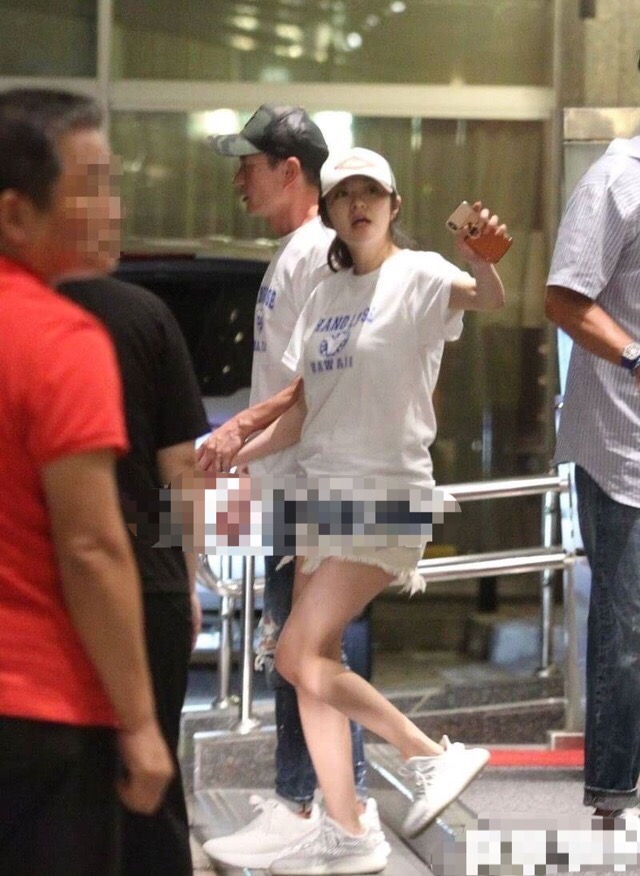 安以轩产后现身牵老公恩爱逛街 住月子房包下一层楼