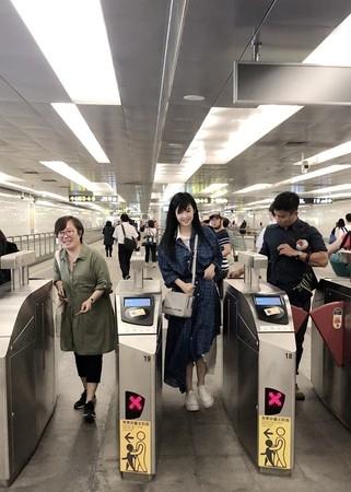 网友偶遇51岁周慧敏乘地铁，亲自购票又美又仙气质超好