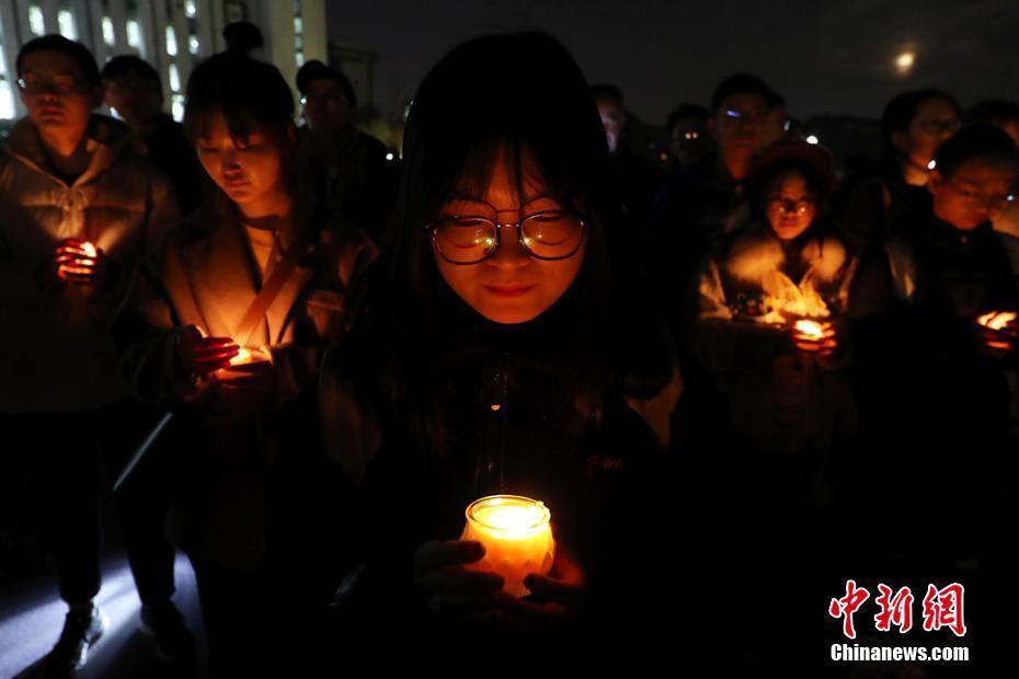 南京大学生烛光祭奠遇难同胞祈愿和平 凤凰网