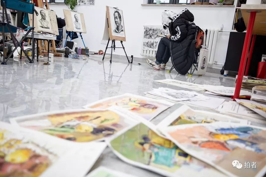 11月21日,画室内,来自山西的艺考生范睿正在专心画画.
