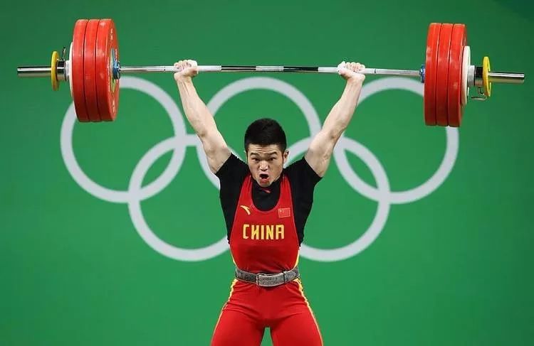 在东京奥运会上,中国举重队依然承担着比较重的夺金任务.