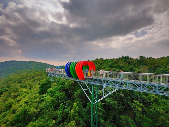 呀诺达雨林文化旅游区悬崖观海秋千