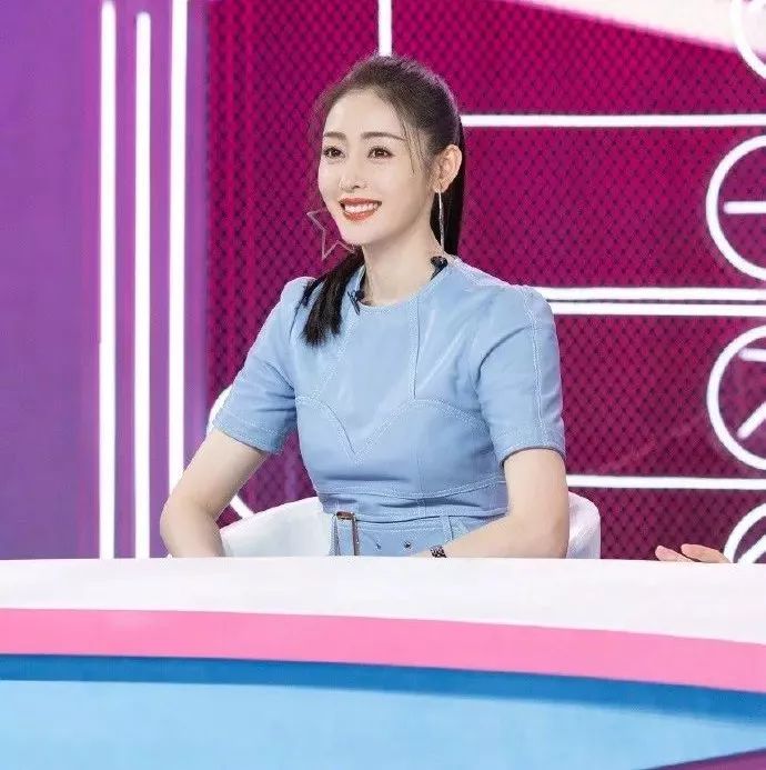「不八卦会死星人」嫂子不吃醋？张天爱哥哥为她做饭擦鞋捏脚，兄妹间上演“背后抱”