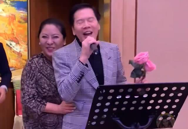 耳濡目染！向佐喜欢从后抱住郭碧婷，竟是遗传向太基因