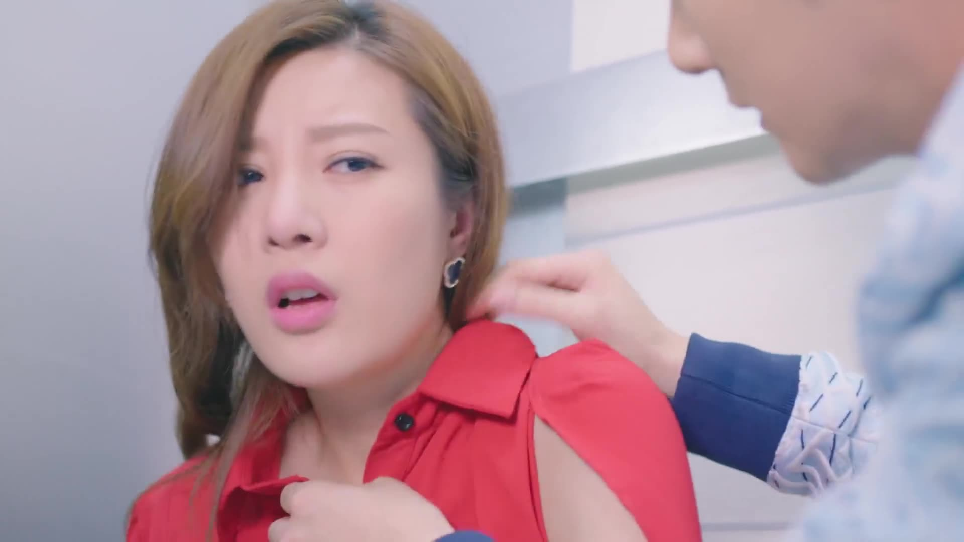 电梯故障美女突发哮喘,穷小伙救了她一命,发现