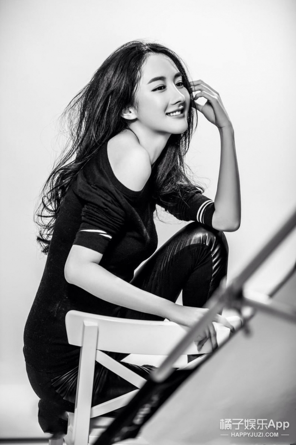还记得《丑女无敌》里的助理小艾吗？她现在长这样了