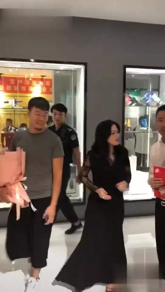 42岁阔太陈少霞产女一月极速瘦身，与令狐冲同台仍是当年小师妹