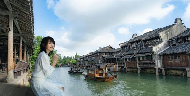 49岁奶茶刘若英久违营业，化身江南美女仙气飘飘