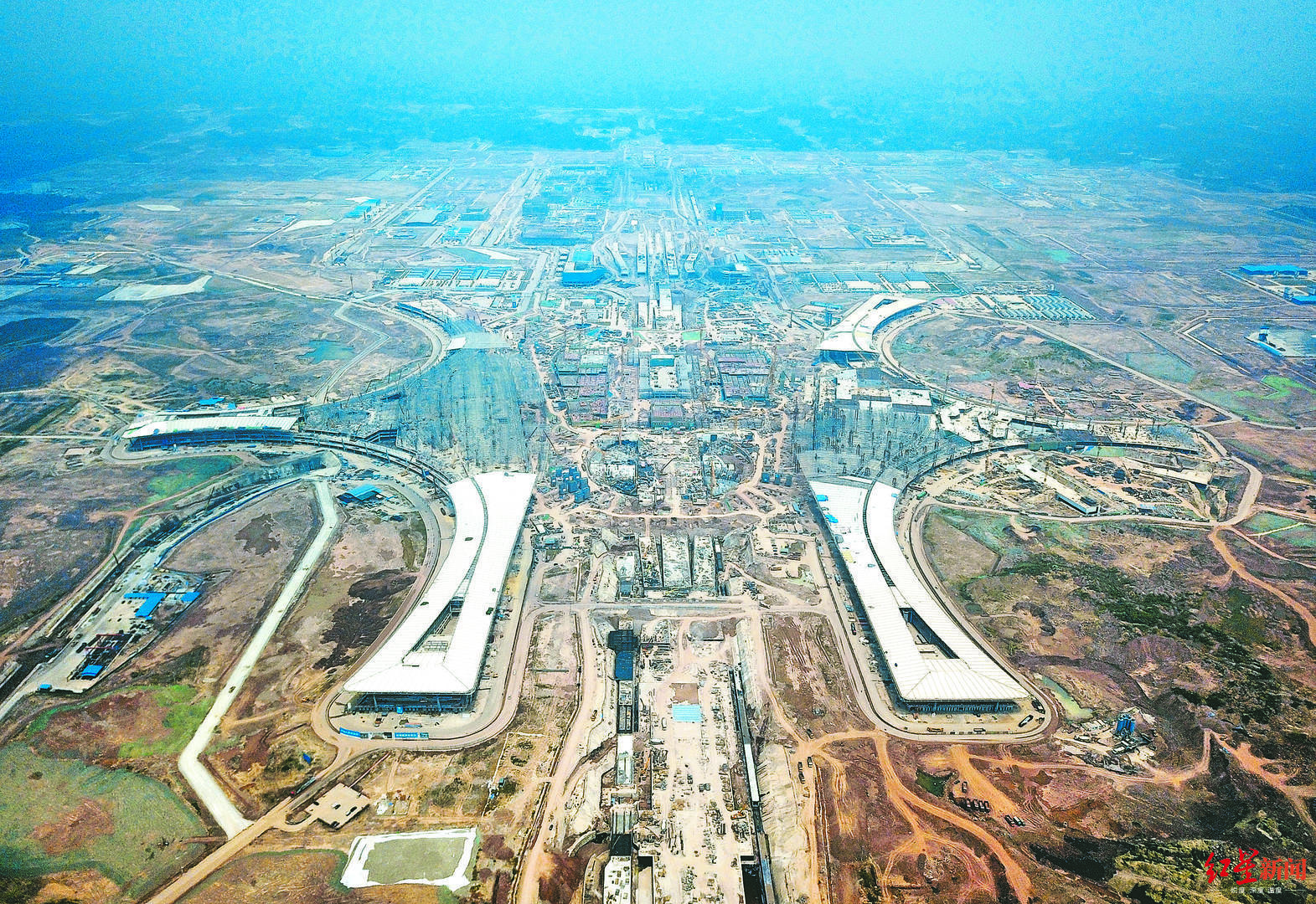 这是成都天府国际机场,请问t2航站楼主体结构全面封顶时间为?