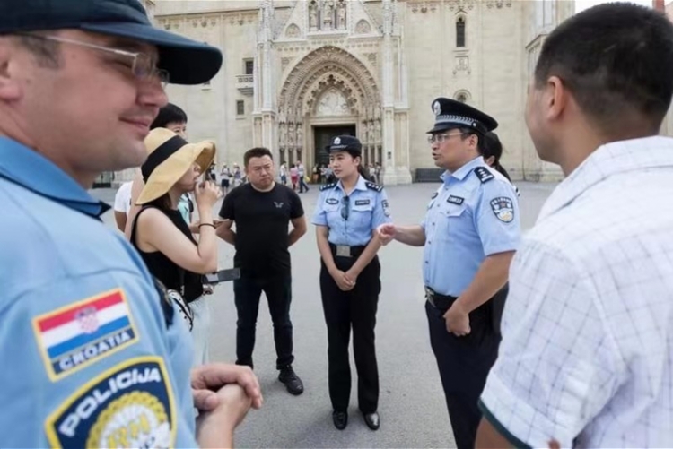 中国警察在克罗地亚巡逻香港青年游客看我们中国多牛