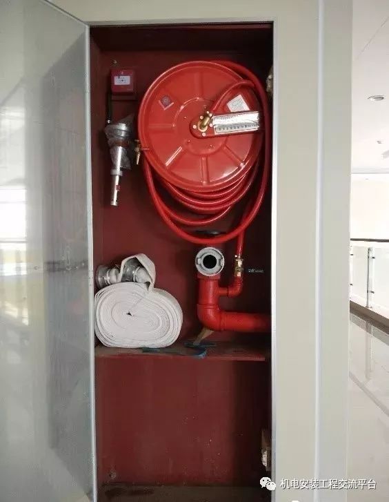 消火栓安装平整牢固,各零件齐全可靠; 消防箱内各配件安装影响相互