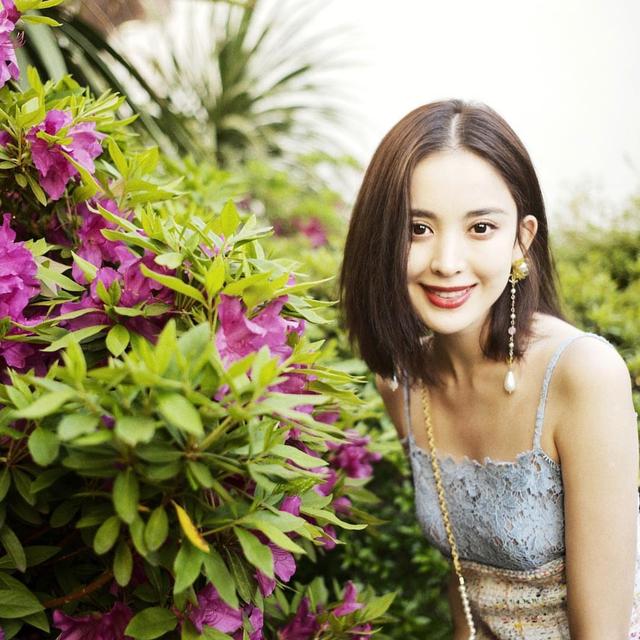 娜扎升级当小姨！姐姐产后晒萌娃挡脸仍显可爱