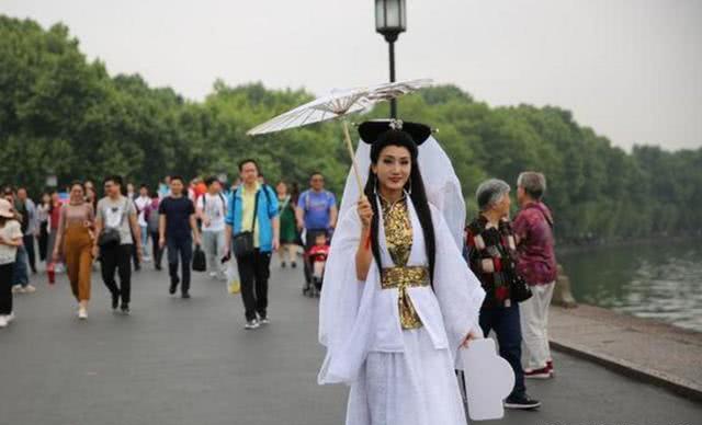 “白娘子”撑伞逛西湖，没等来许仙，却被保安驱赶