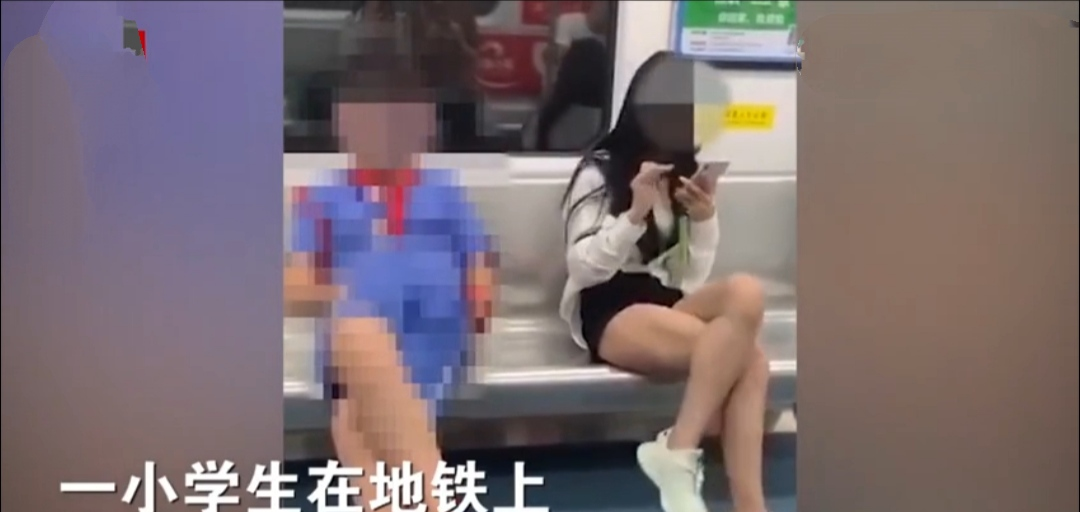 深圳地铁九号线上,一名小学生坐在一年轻女孩的