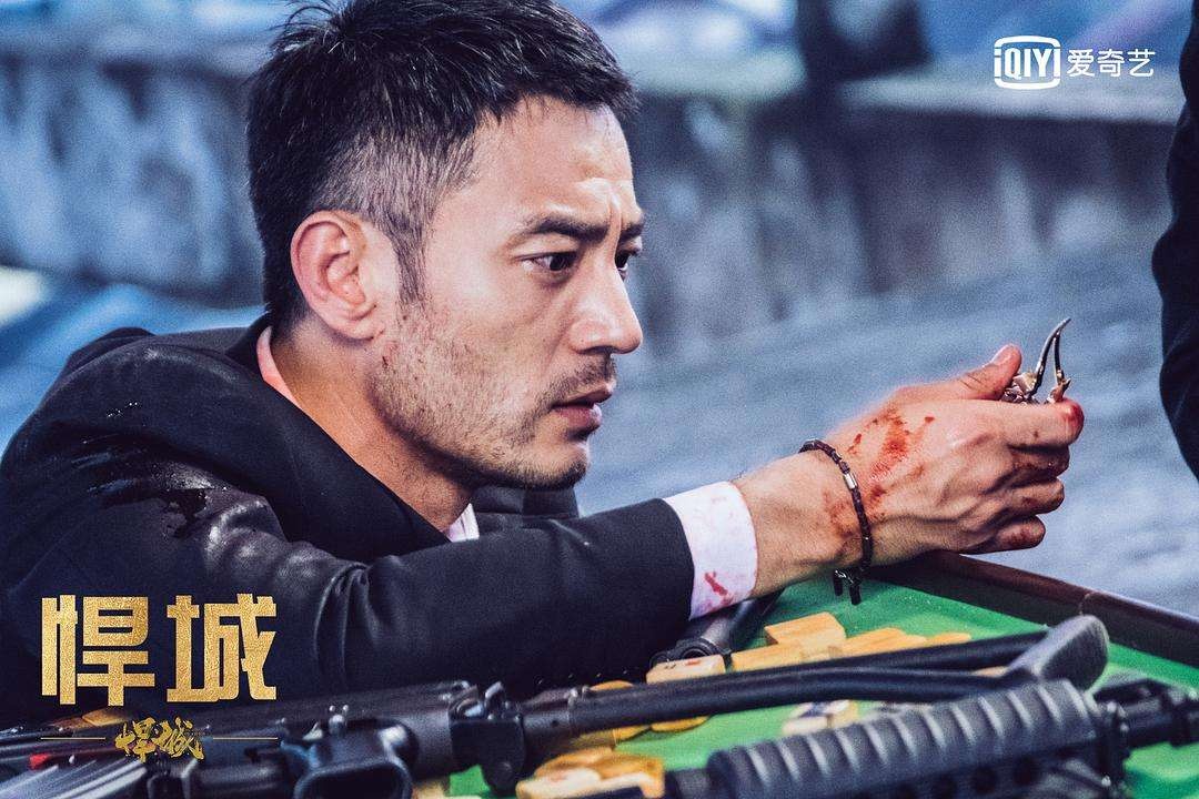 李光洁迎来了事业巅峰，接连几部戏都很火，这回还变成了费启鸣