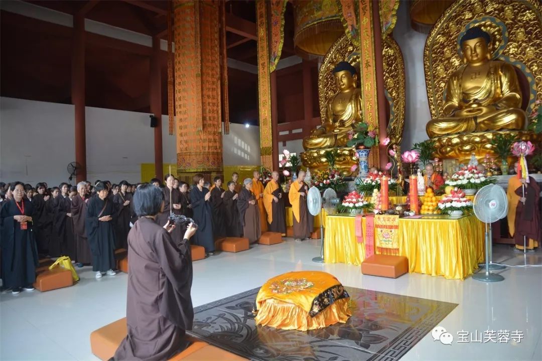 供上堂斋:礼请芙蓉寺方丈了空大和尚上堂说法.