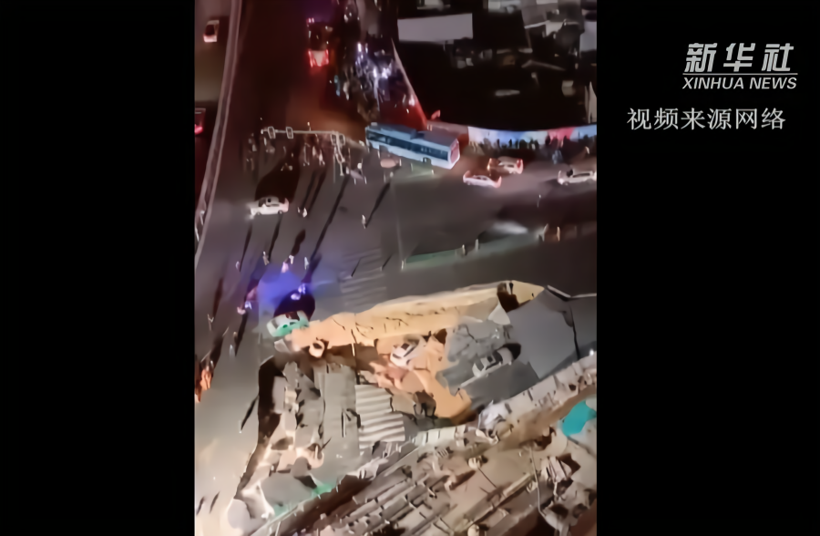 厦门城区发生地陷　三辆汽车被困