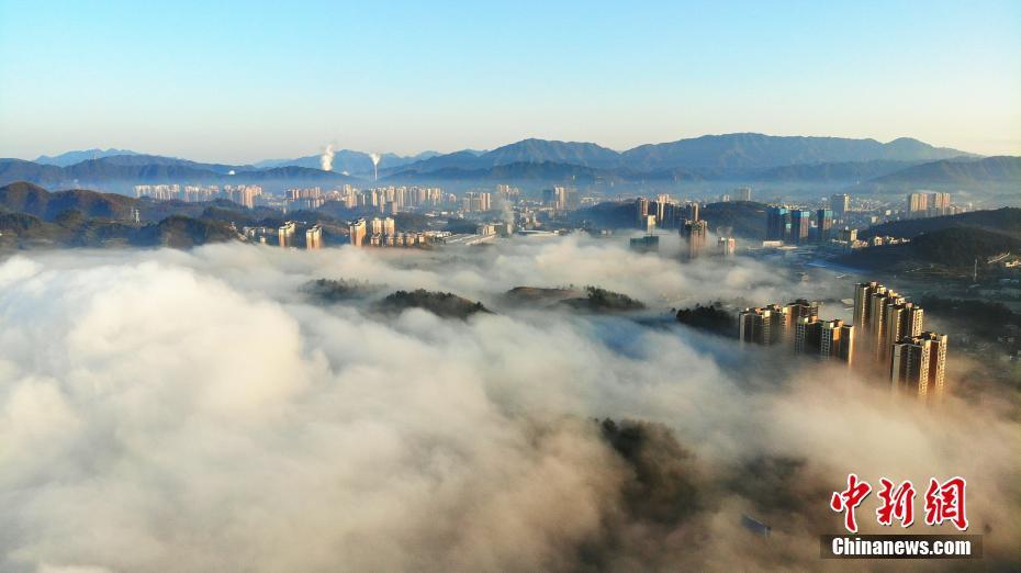 12月6日,贵州省遵义市习水县出现大雾天气,城市楼宇在雾中若隐若现