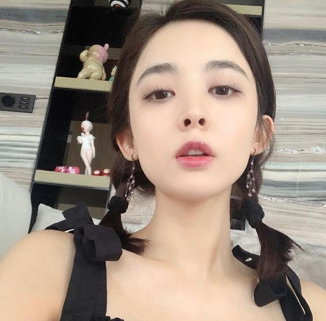 娜扎升级当小姨！姐姐产后晒萌娃挡脸仍显可爱