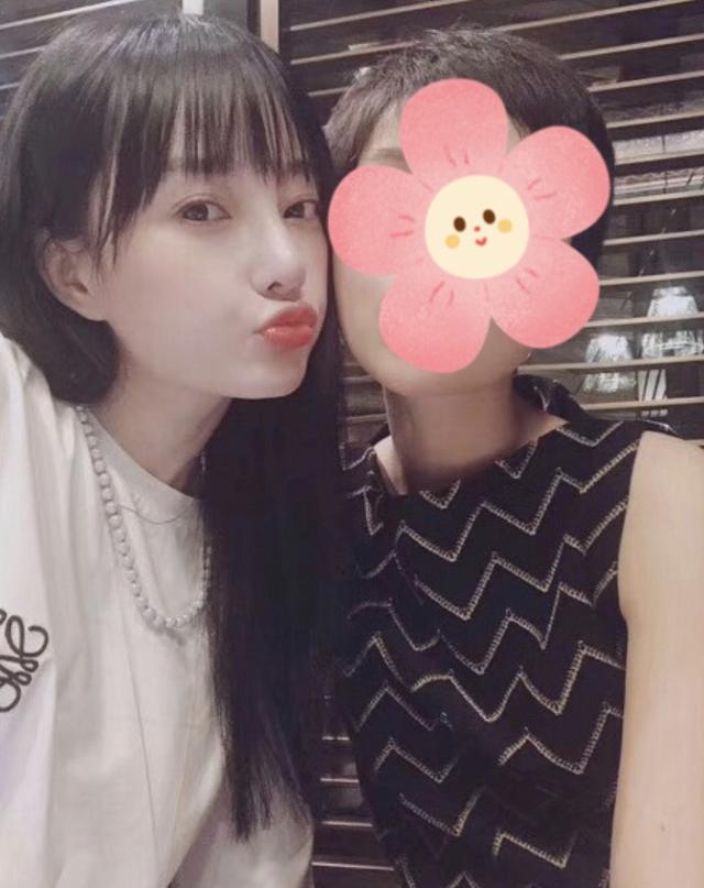 李小璐带女儿聚会 6岁甜馨长发披肩很乖巧