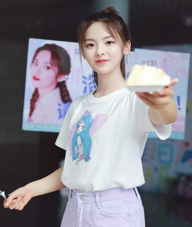 杨超越七夕被虐很不适，为了挣钱买房，她跑去当游戏主播？